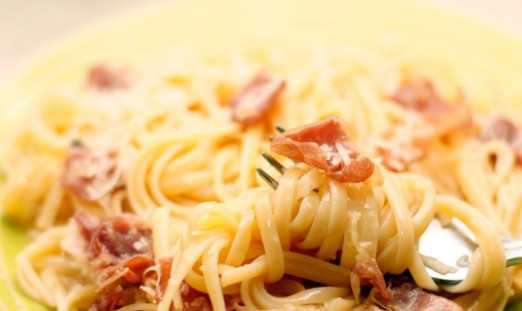 1. Этап. Карбонара с ветчиной: В отваренные спагетти влейте соус. Сверху выкладываем ветчину, перемешиваем. Посыпаем пармезаном. Готово!