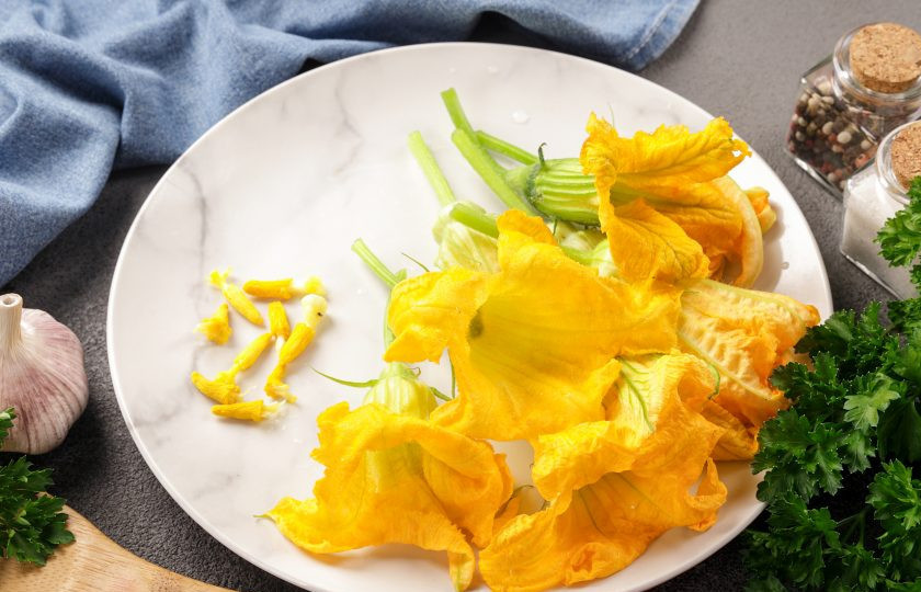 1. Этап. Цветы тыквы в кляре: Аккуратно удалите пестики у цветков и очень осторожно ополосните под водой. Я срезаю цветки с веточкой, с помощью веточки их удобнее обжаривать.