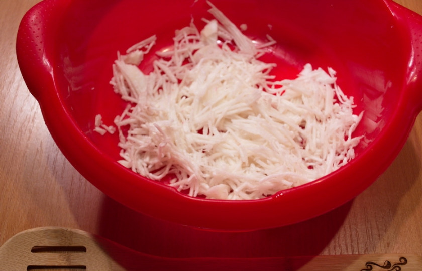 1. Этап. Салат Зуринский: Редьку очистите и натрите на терке. Я использую терку для корейской морковки, но можно взять классическую терку.
