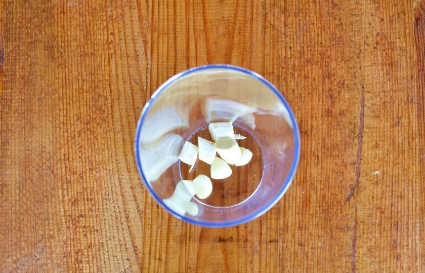 1. Этап. Горлодер с хреном: Аккуратно очистите корень хрена, нарежьте его и добавьте к чесноку.