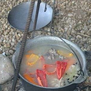 Шурпа в казане на костре