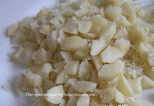 1. Этап. Печенье с макадамией по-флорентийски: Орехи макадамия порубите на маленькие кусочки.