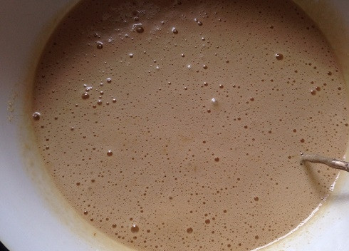 1. Этап. Детский торт своими руками: И ставим опять на водяную баню. Все время помешиваем смесь, она начнет пениться. Держим на бане минут 7-8.