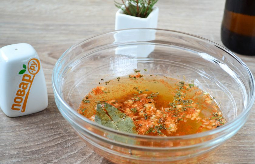 1. Этап. Маринад для курицы из пива: Сам маринад приготовить очень просто - смешайте пиво, дижонскую горчицу, соль, паприку, орегано, выдавите несколько зубчиков чеснока и положите лавровый листик. Все это перемешайте, чтобы ароматы смешались.