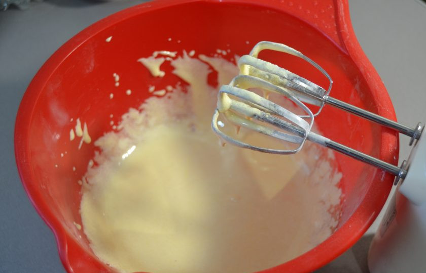 1. Этап. Мокрый бисквит: Взбейте желтки с сахаром в пышную, светлую массу.