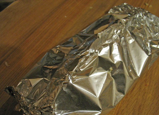 1. Этап. Ромштекс из свинины в духовке: Плотно завернули каждый кусок ромштекса в фольгу, отправили в духовку на час.