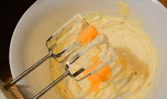 1. Этап. Фруктовый торт с масляно-заварным кремом: 5. В отдельной емкости взбейте размягченное сливочное масло. Понемногу добавляйте заварной крем, продолжая взбивать.