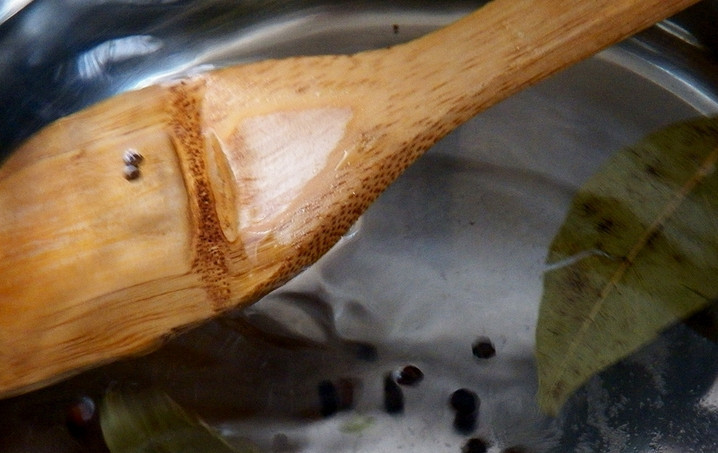 1. Этап. Салат из помидоров с перцем на зиму: Приготовим маринад. Засыпаем в кастрюлю соль и сахар. Кладем перец горошком, лавровые листы. Вливаем уксус. Вливаем кипяток и доводим смесь до закипания.