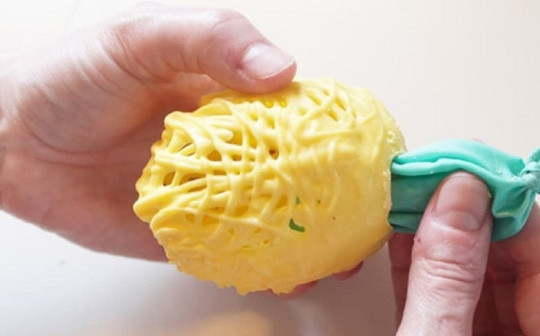 1. Этап. Пасхальные шоколадные яйца: 6. И достаньте шарик. Вот такие нереально красивые пасхальные шоколадные яйца получились!