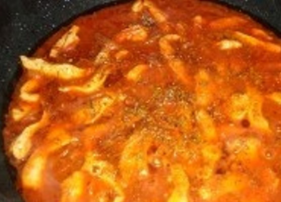 1. Этап. Соус с курицей для спагетти: Протушите смесь на слабом огне минут 5-7. Выложите соус на отваренные спагетти, сверху посыпьте зеленью петрушки и тертым сыром.