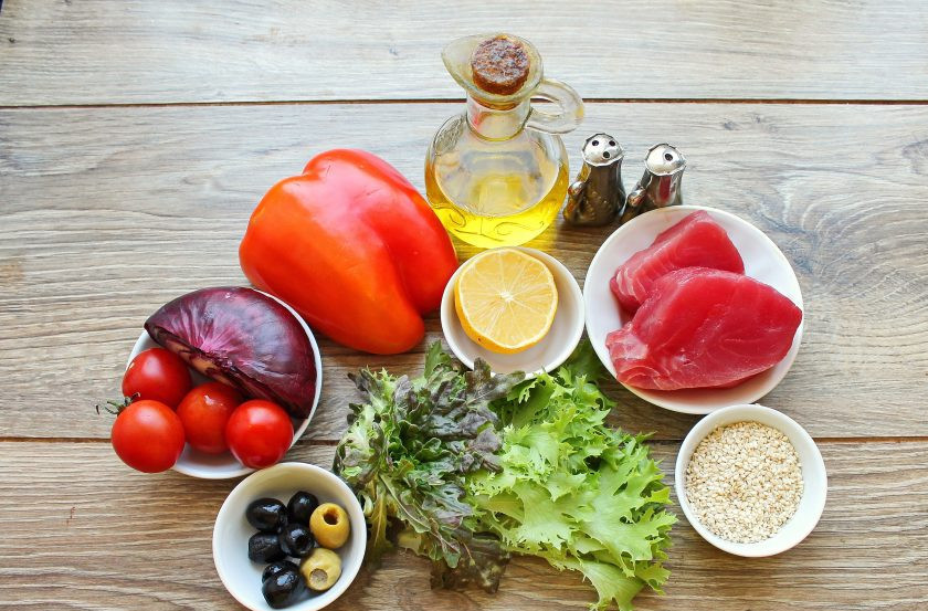 1. Этап. Салат с жареным тунцом: Подготовьте все необходимые ингредиенты для приготовления салата с обжаренным тунцом. Овощи вымойте и обсушите.