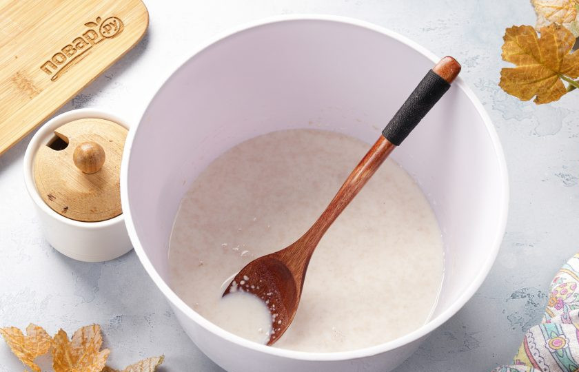 1. Этап. Булочка с посыпкой: В тёплое молоко добавьте 1 ч.л. сахара, 2 ст.л. муки от общего объёма и дрожжи. Размешайте, чтобы не было комочков. Накройте емкость пищевой плёнкой и оставьте на 15 мин. Должна появиться «шапочка».