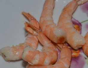 1. Этап. Салат с креветками и сыром: Креветки очищаем от панцыря.