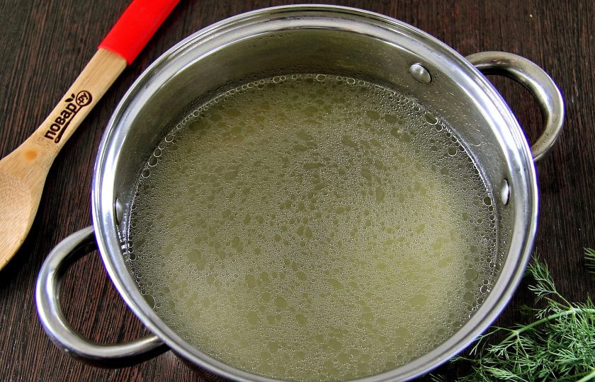 1. Этап. Летний овощной суп: Налейте в кастрюлю воду. У меня сегодня легкий куриный бульон. Поставьте кастрюлю на огонь.