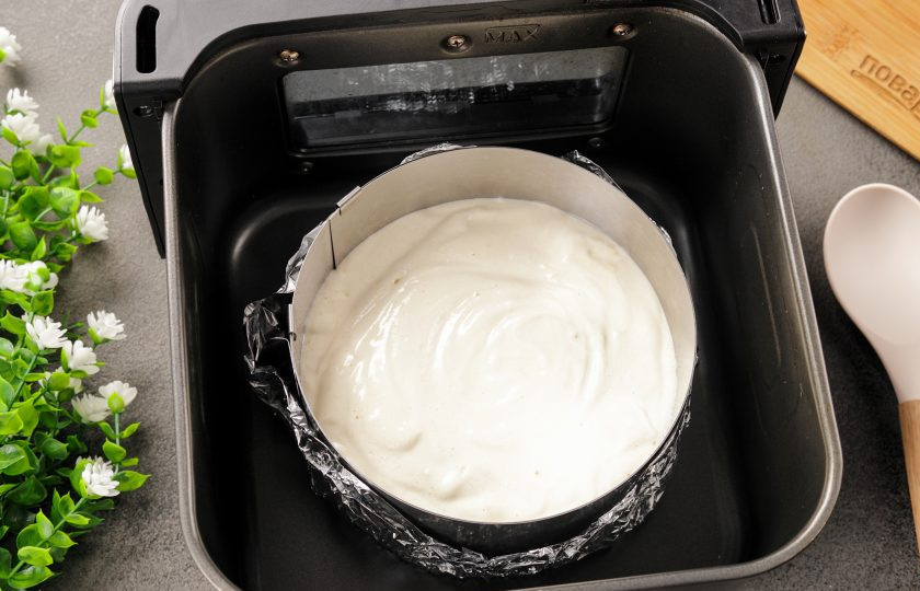 1. Этап. Бисквит в аэрогриле: Количество ингредиентов рассчитано на бисквит диаметром 16 см. У меня кулинарное кольцо, дно которого я обернула плотно фольгой. Смажьте дно растительным маслом и присыпьте мукой или манкой, стенки не смазываем! Выложите тесто в форму и поместите в чашу аэрогриля.