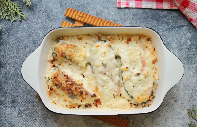 1. Этап. Форель в сливочно-сырном соусе: Форму с форелью поставьте в горячую духовку и запекайте в течение 40-45 минут при температуре 180 градусов.