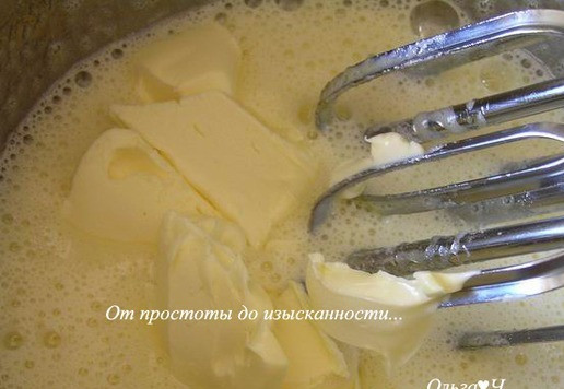 1. Этап. Кантуччини с миндалем: Яйцо, желток и сахарную пудру взбейте до образования пены с помощью миксера. Добавьте размягченное сливочное масло, взбейте.