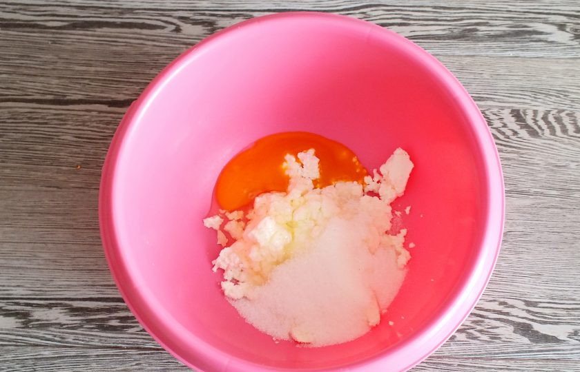 1. Этап. Кекс Штоллен: В чаше соедините яйцо, творог, сахар. Пробейте погружным блендером до однородного состояния.