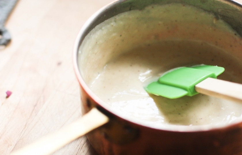 1. Этап. Мусака по-турецки: Приступим к соусу. Растопите сливочное масло, всыпьте в него муку, поварите 2-3 минуты. Вылейте в кастрюлю один стакан молока, перемешайте и добавьте второй стакан молока. Доведите до кипения, постоянно помешивая соус. Как только закипит, убавьте огонь до слабого и поварите ещё 2 минуты. Соус должен загустеть, как нежирная сметана. После снимите с огня, добавьте 2 столовых ложки тёртого пармезана, мускатного ореха, немного соли и перца, перемешайте.