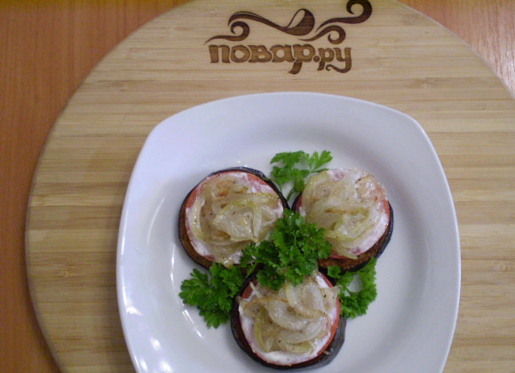 1. Этап. Баклажаны жареные с помидорами и луком: 11. Украшаем зеленью и подаем к столу. Приятного!