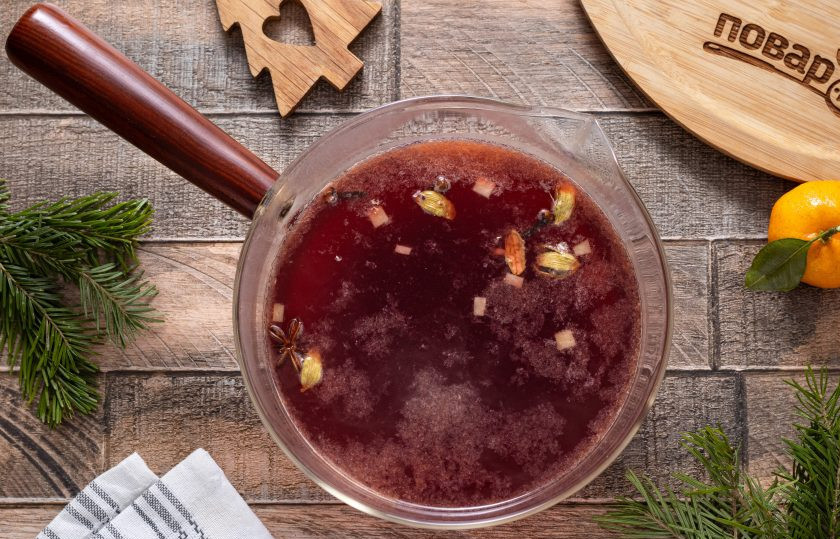 1. Этап. Глинтвейн новогодний: В кастрюлю влейте вино и апельсиновый сок. Добавьте все пряности. Поставьте на средний огонь.