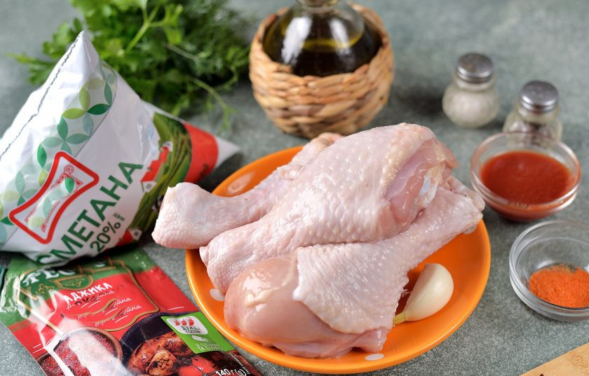 1. Этап. Курица в сметане с аджикой: Подготовьте все ингредиенты. Куриные ножки помойте под проточной водой, удалите остатки перьев, обсушите.