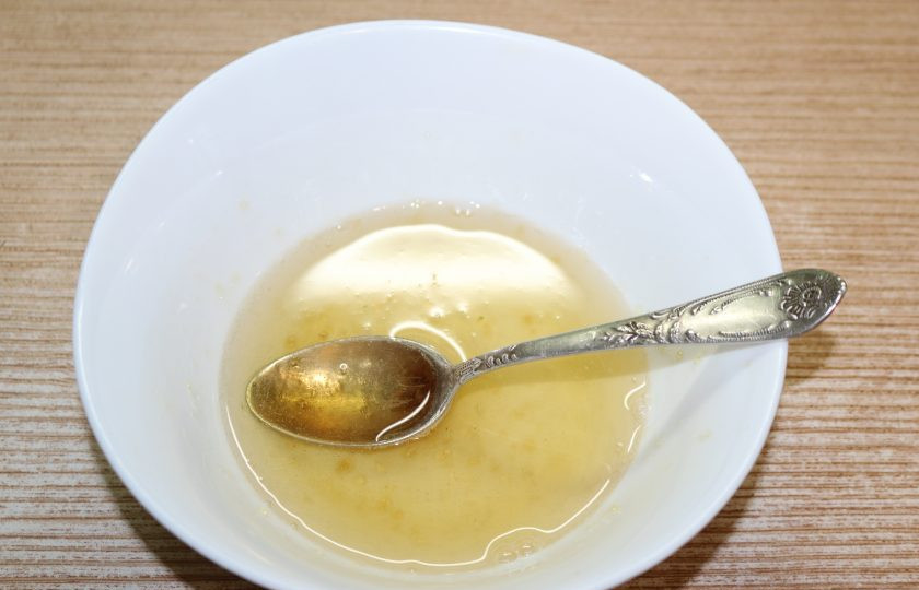 1. Этап. Острая шуба из авокадо с начинкой из крабовых палочек: 2 чайных ложки желатина смешайте с 50 мл кипятка. Растворите и процедите.