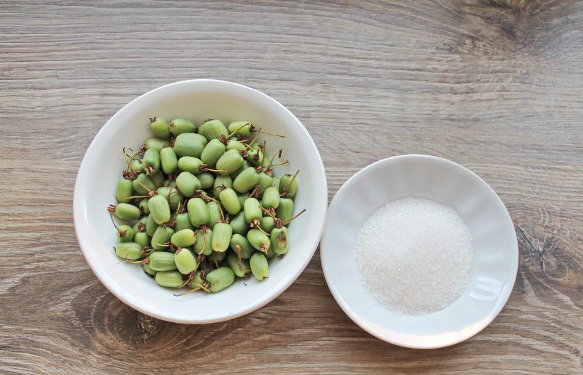 1. Этап. Варенье из актинидии: Подготовьте все необходимые ингредиенты для приготовления варенья из ягод актинидии.