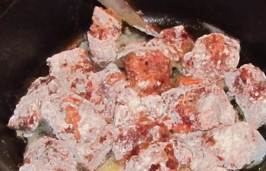 1. Этап. Печень, тушенная в молоке: Раскалите сковороду, налейте на нее подсолнечное масло. Просейте в отдельную мисочку муку. Обваляйте каждый отбитый кусочек печени в муке. Выложите кусочки на сковороду, обжарьте их с двух сторон.