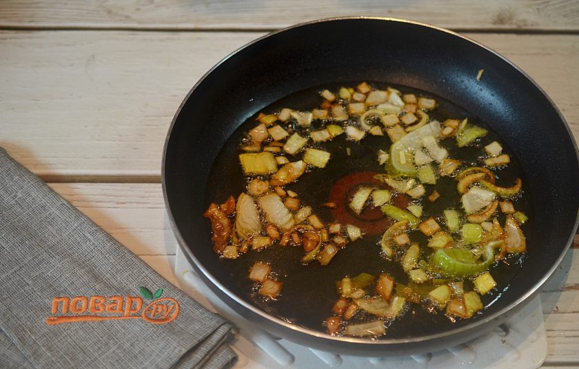 1. Этап. Оши палов: 6. Половину нарезанного лука очень хорошо обжарьте. Затем лук удалите из сковороды, он нам больше не понадобится.