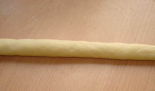 1. Этап. Булочки в форме птичек: Из готового теста скатайте колбаску (толщиной с большой палец). Нарежьте ее на не очень большие равные куски (не мельчите, нужен простор для сворачивания птичек в узелки). У меня получилось 6 жгутов.