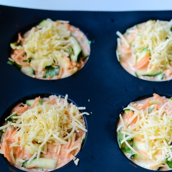 1. Этап. Овощные маффины: 8. Выложите готовую смесь в формочки для выпечки маффинов. Сверху присыпьте тертым сыром.