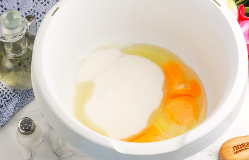 1. Этап. Торт Бисквитное чудо: Куриные яйца вбейте в чашу кухонного комбайна или миксера, всыпав туда же соль и сахарный песок. По желанию можно добавить немного ванильного сахара. Взбейте на высокой скорости техники в течение 3-4 минут, но не больше, чтобы не перевзбить.