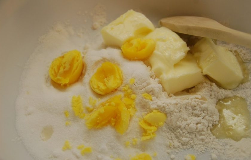 1. Этап. Простое сахарное печенье: 1. Мягкое сливочное масло нарежьте кусочками и смешайте с мукой, солью, белым сахаром, вареными желтками.