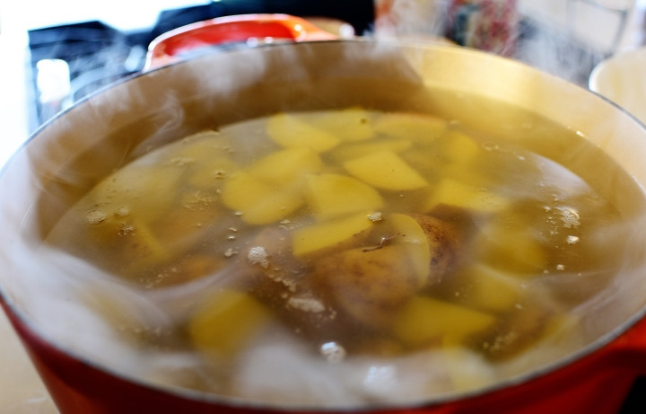 1. Этап. Жареный картофель с чесноком и розмарином: 2. Отварите картофель до готовности.