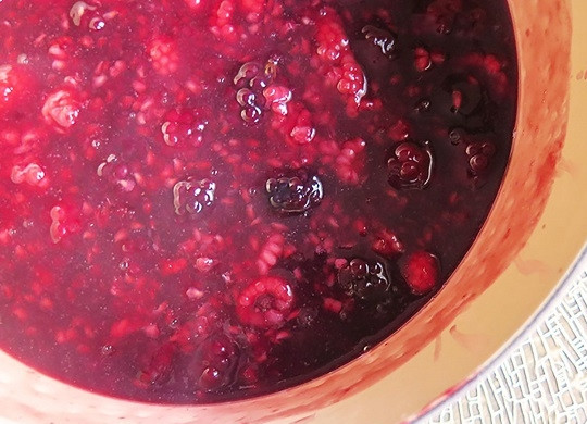 1. Этап. Немецкий ягодный десерт Роте Грютце: 7. Полейте им ягоды и подавайте к столу. Приятного аппетита!