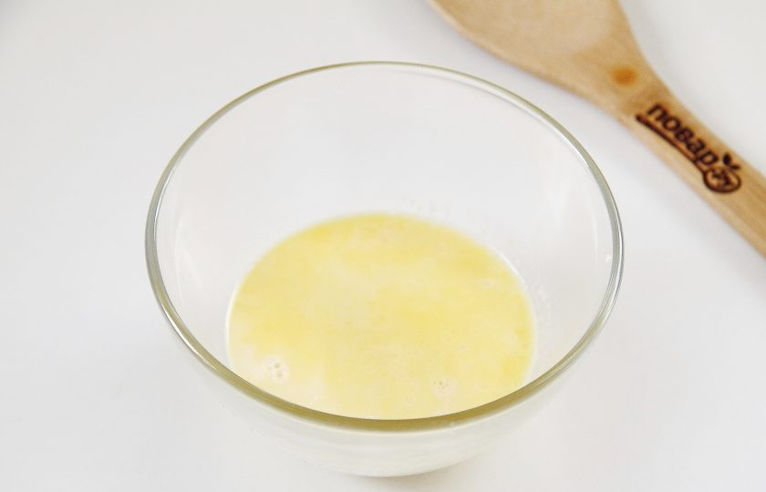 1. Этап. Манник с изюмом на кефире: Сливочное масло или маргарин растопите в микроволновке и немного остудите.