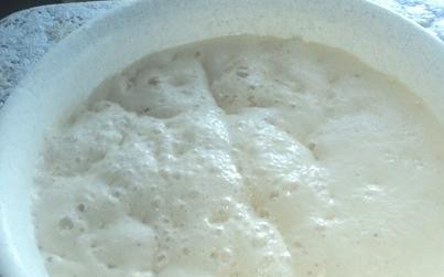 1. Этап. Пирог с урюком: В теплой воде растворить дрожжи. Добавить сахар, размешать растворить его и добавить муку. Вымешать тесто и дать ему немного подняться.