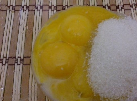 1. Этап. Заварной крем без масла: Желтки разотрите с сахаром.