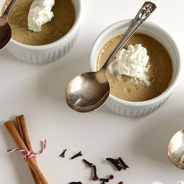 1. Этап. Сливочный крем с чаем: 8. Выпекать крем в духовке около 30 минут. Возможно, понадобится убрать фольгу и варить еще 20 минут. Убрать формы из воды и охладить в течение 1 часа. Накрыть вощеной бумагой и поставить в холодильник минимум на 2 часа. Перед подачей взбить оставшийся 1 стакан и украсить крем. Посыпать имбирем, если хотите.