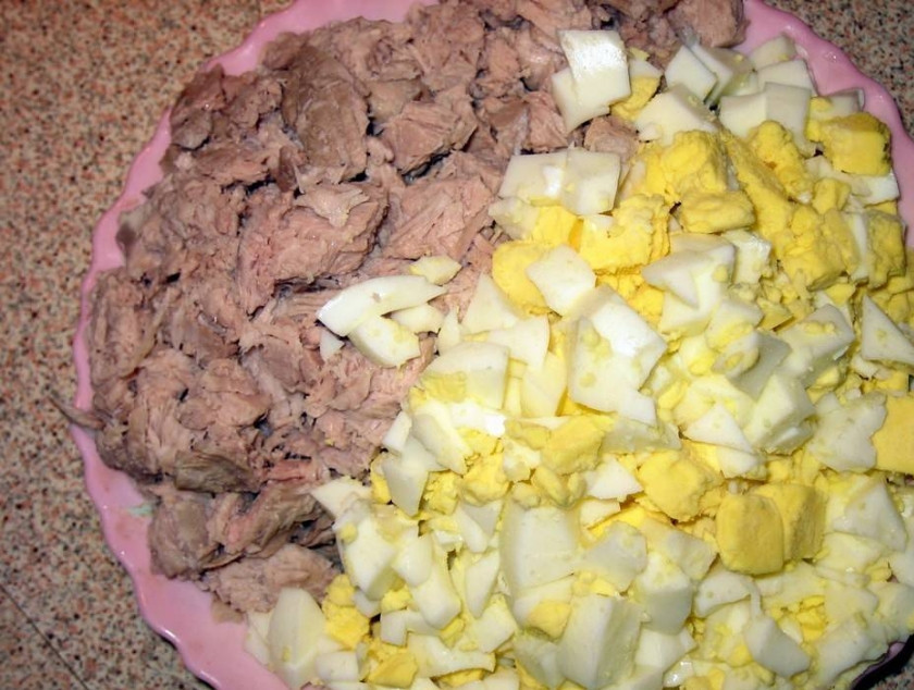 1. Этап. Салат Оливье с кукурузой: Сваренное мясо режем кубиками. Также режем яйца, очищенные от скорлупы.