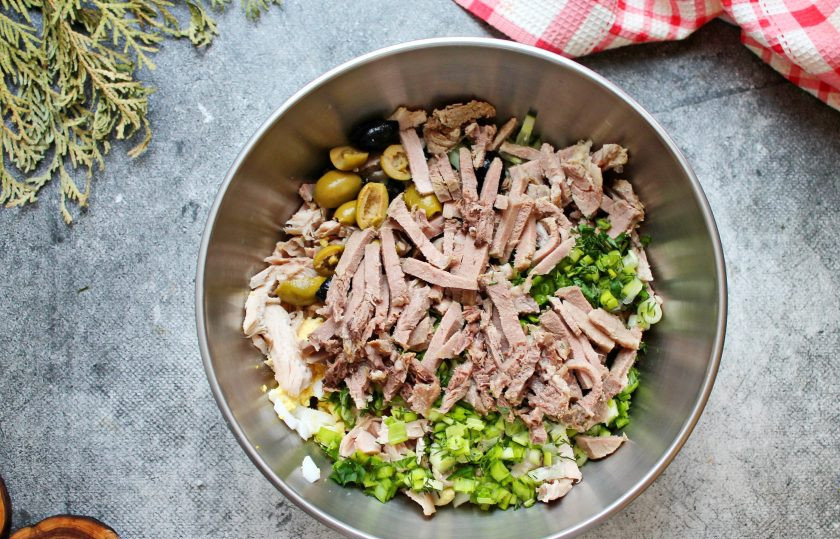 1. Этап. Салат Мясное ассорти: Отварной язык порежьте соломкой и добавьте в салатник. Все хорошо перемешайте и переложите в салатник. Заправляйте и солите салат непосредственно перед подачей.