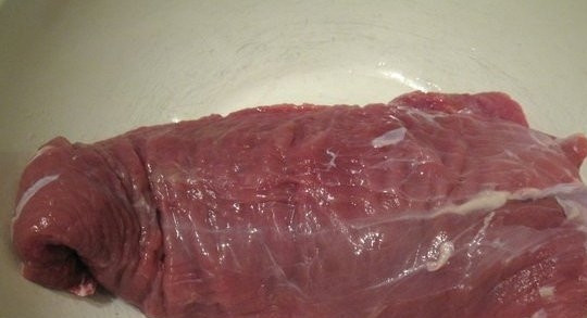 1. Этап. Говядина в фольге: Говядину нужно промыть под проточной водой. Удалите с неё пленки, хорошо обсушите мясо бумажным полотенцем.