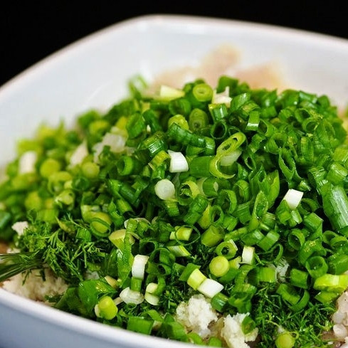 1. Этап. Рыбные котлеты с рисом: Туда же добавляем нарубленный зеленый лук.