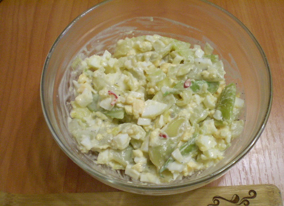 1. Этап. Салат из фасоли остренький: Перемешиваем салат. Оставляем его в холодильнике на 10-15 минут остыть и пропитаться. Готово!