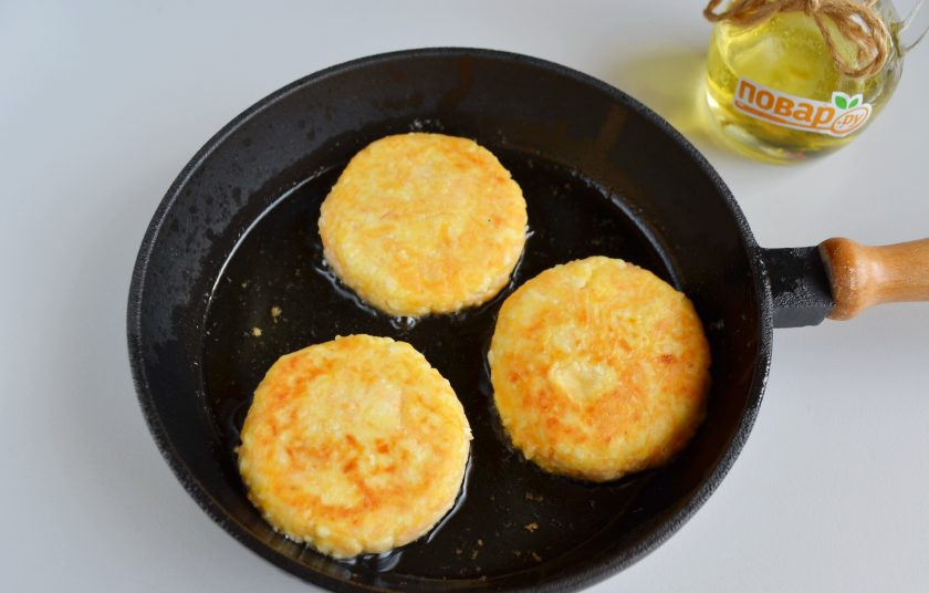 1. Этап. Сырники с тыквой: 6. Жарьте сырники на сливочном или растительном рафинированном масле, огонь средний. Как только появилась золотистая корочка - сырники готовы.