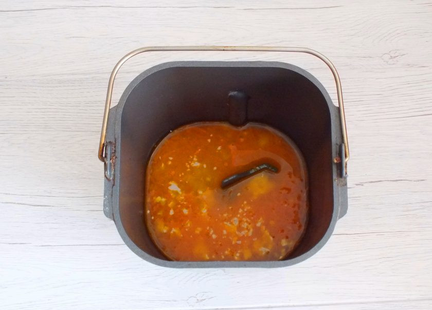 1. Этап. Морковный хлеб в хлебопечке: В ведерко хлебопечки налейте теплую воду, раскрошите дрожжи, переложите морковь.