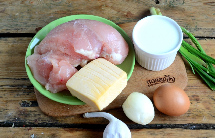 1. Этап. Нежные куриные шарики в сливочном соусе: Подготовьте все необходимые ингредиенты. Чтобы удобно было резать, я заранее слегка подморозила куриное филе.