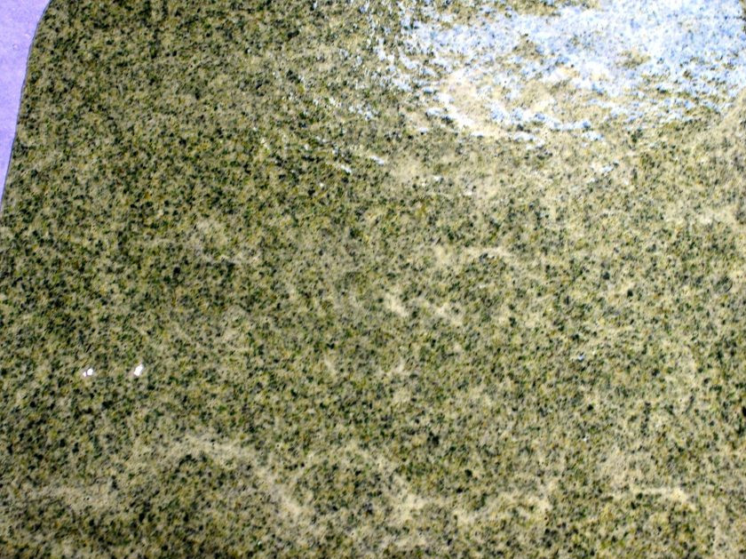 1. Этап. Зеленый рулет на белках: Вылейте тесто на противень, покрытый пергаментом и выпекайте в разогретой до 220 градусов духовке минут 5. Тесто должно лишь схватиться и стать упругим.