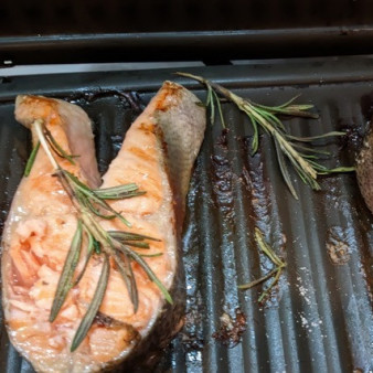 Стейк из лосося с сыром дорблю